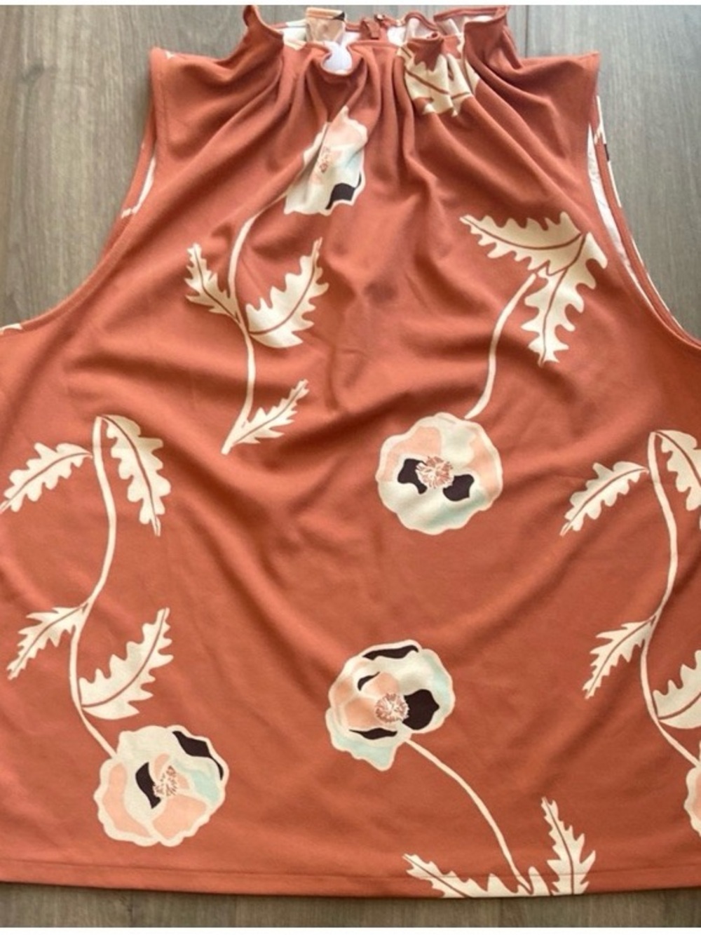 RESERVEBundle for CW Estée Lauder Lipstick, Wall Vase, 2 Floral Sleeveless Tops - Picture 3 of 4